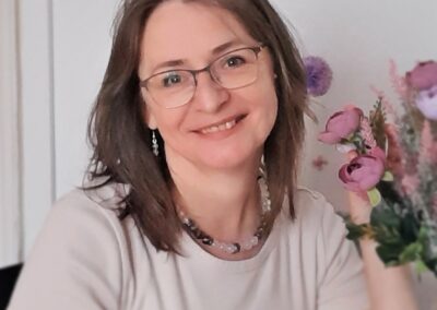 Gazda Mónika, lélekhangoló, ásvány-ékszer készítő